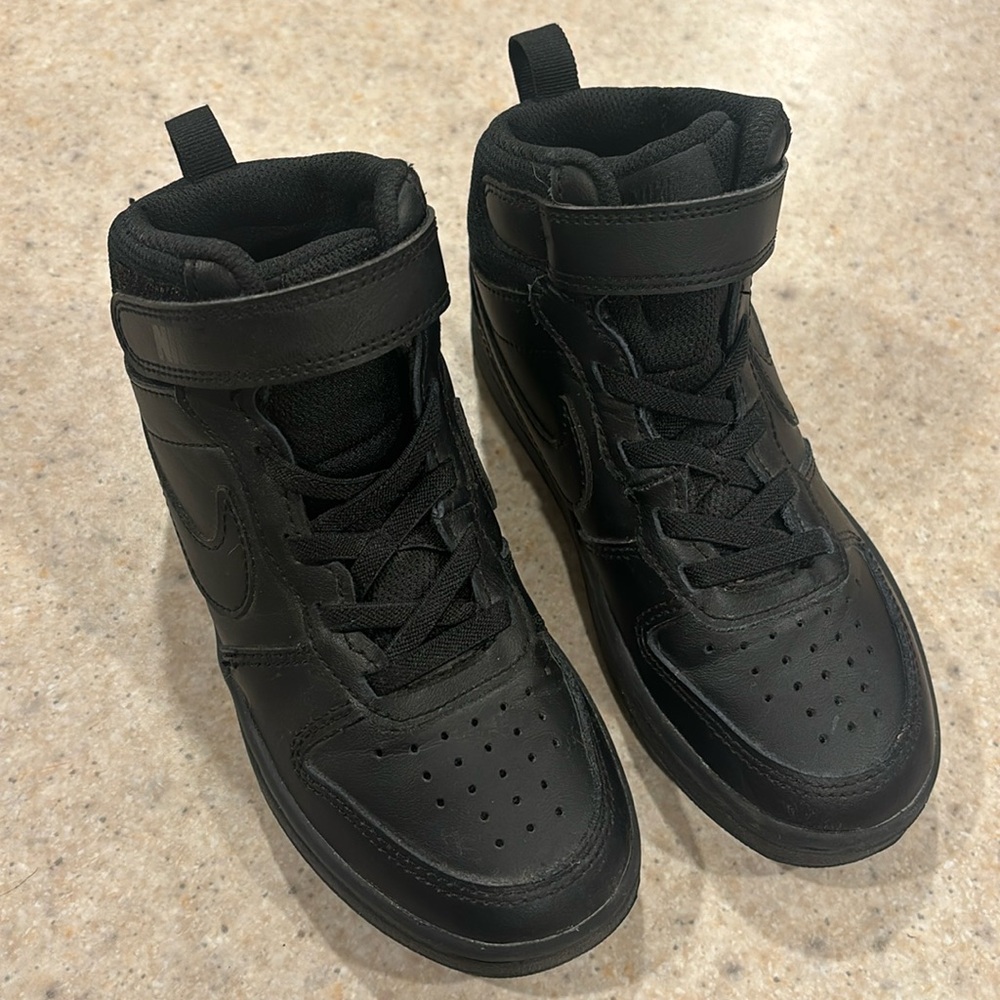 EUC Nike Court Borough Mid